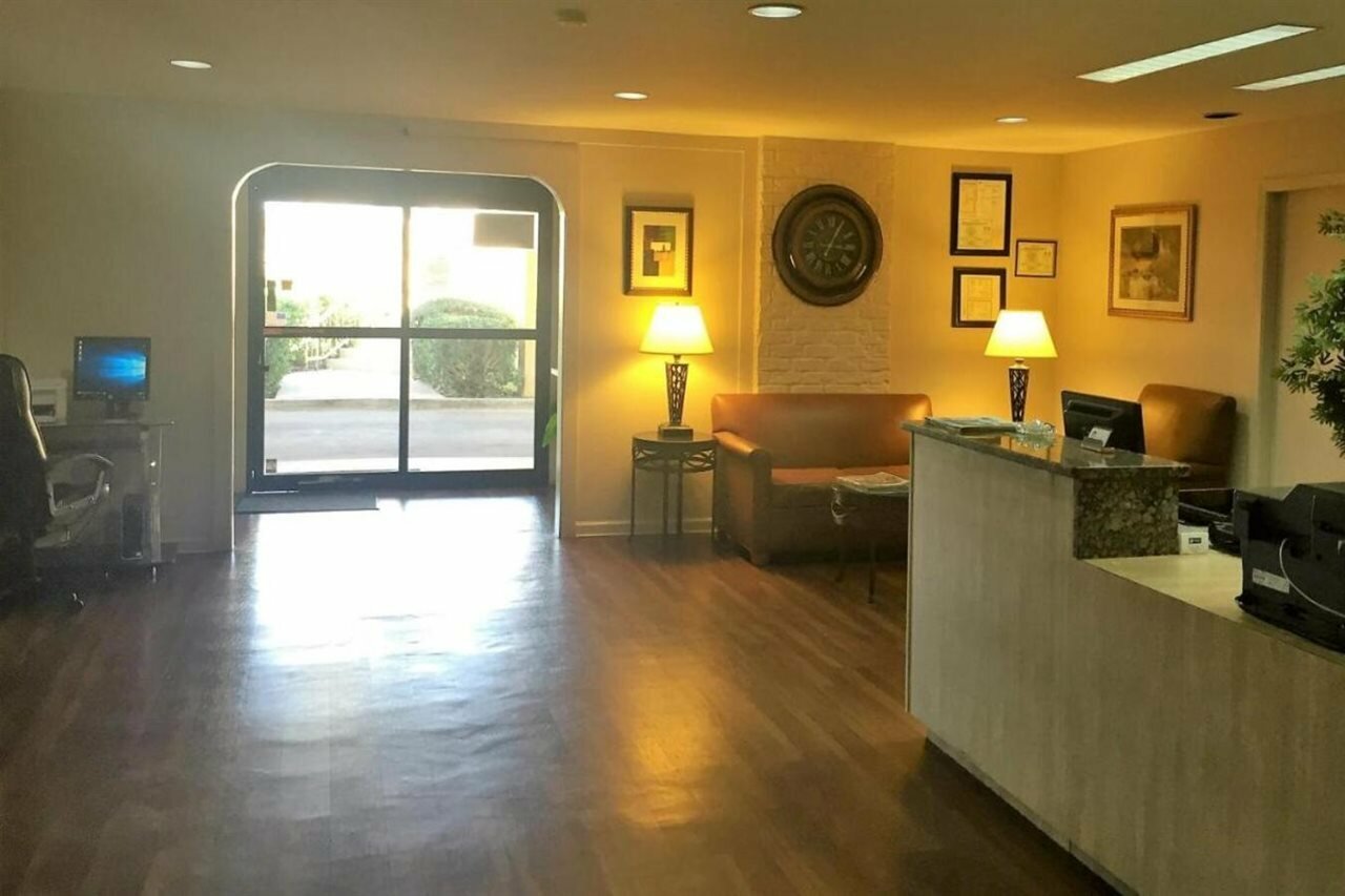 Фото Americas Best Value Inn Austin University