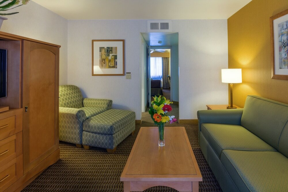 Фото Ramada by Wyndham Costa Mesa/Newport Beach