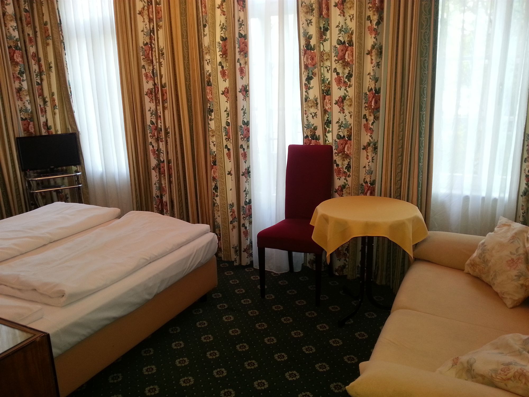 Фото отеля 2