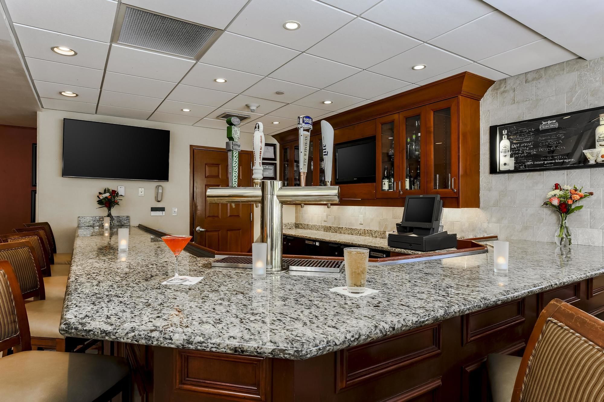 Фото Hilton Garden Inn Melville