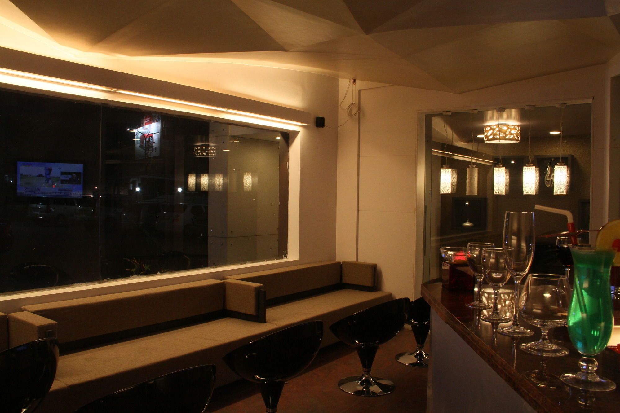 Фото The Manor Hotel