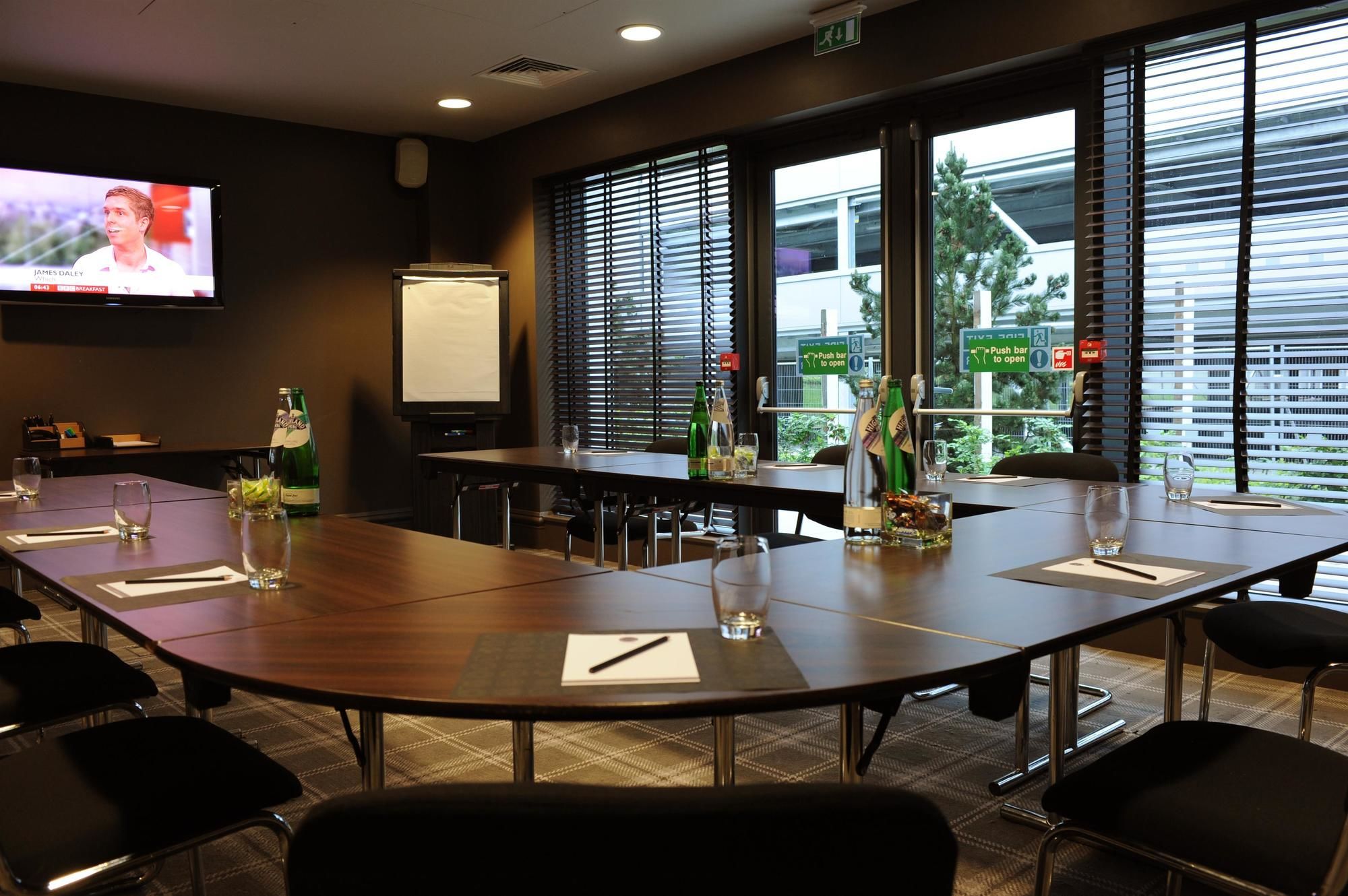 Фото Village Hotel Leeds South