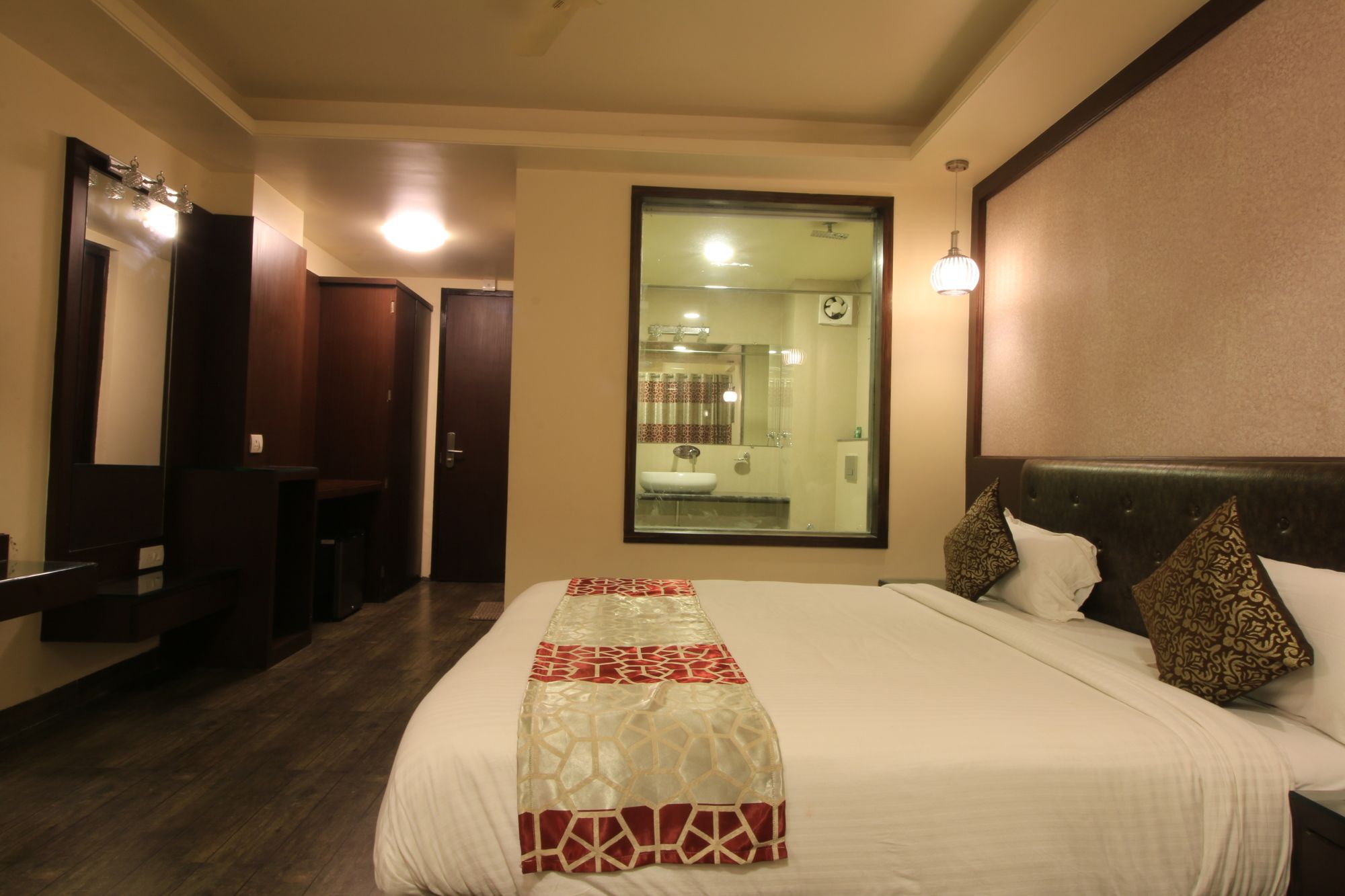 Фото Hotel Mittal Avenue & Paradise