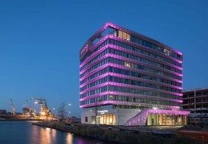 Гостиница Moxy Amsterdam Houthavens
