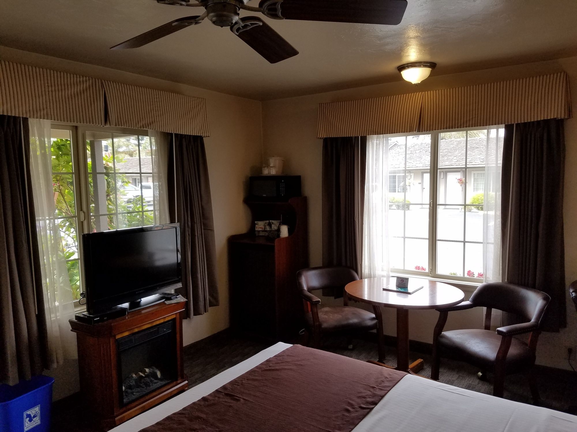Фото Lone Oak Lodge