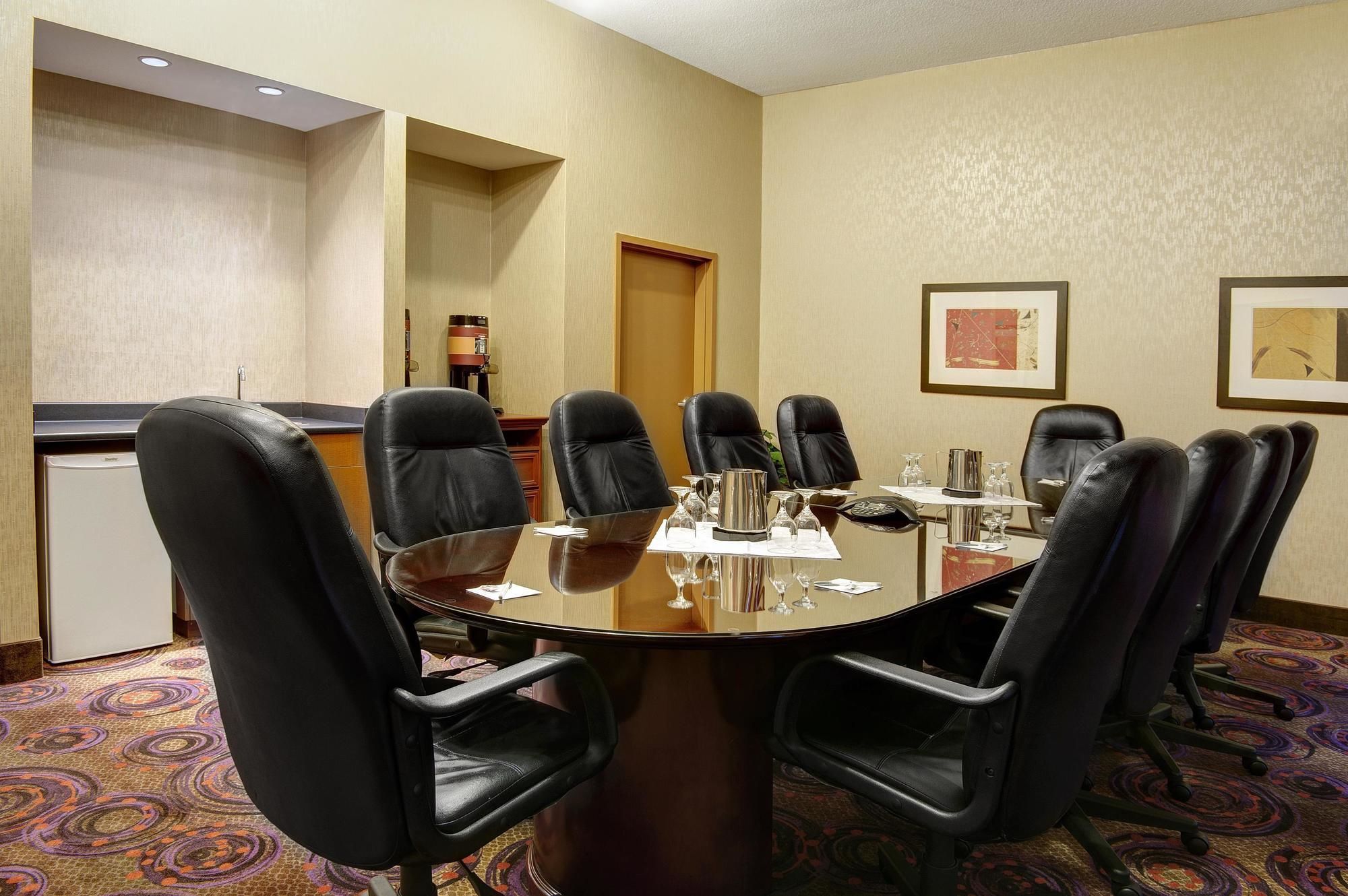 Фото Hampton Inn & Suites by Hilton Langley-Surrey