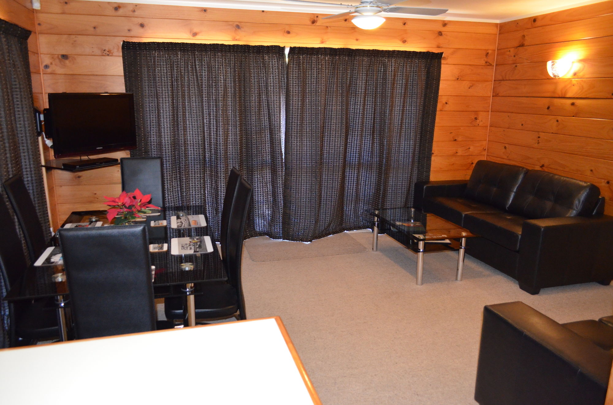 Фото Cedarwood Lakeside Motel & Conference Venue