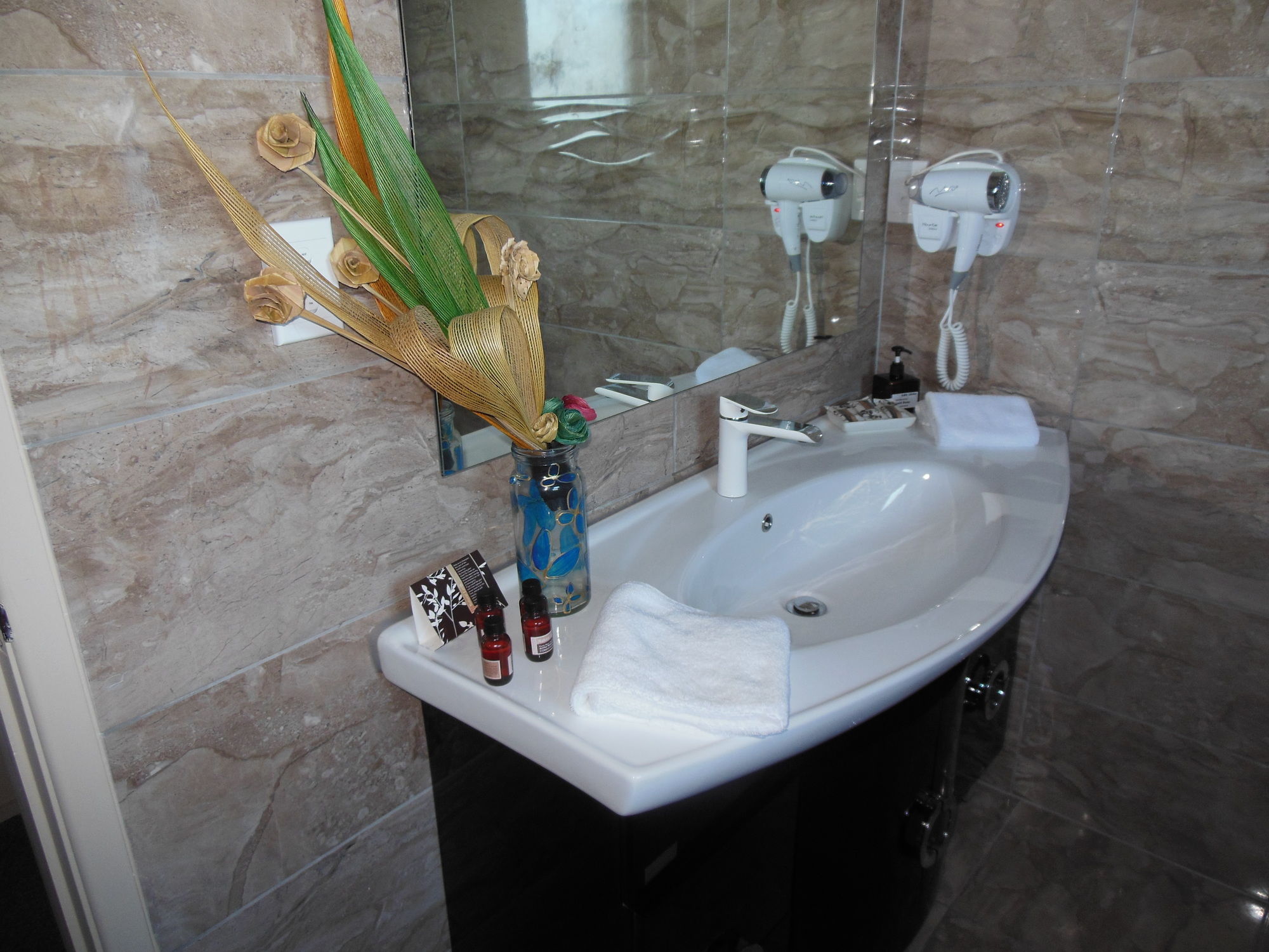 Фото Asure Camelot Arms Motor Lodge