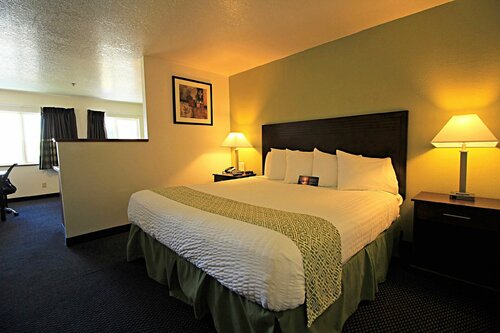 Гостиница Red Lion Inn & Suites Kennewick Tri-Cities в Кенневике
