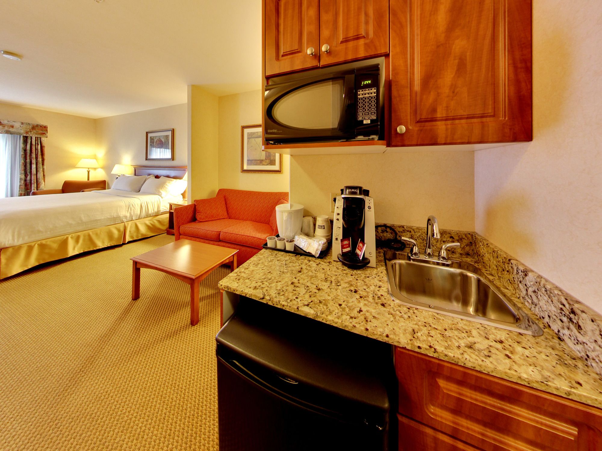 Фото Holiday Inn Express Edmonton-International Airport