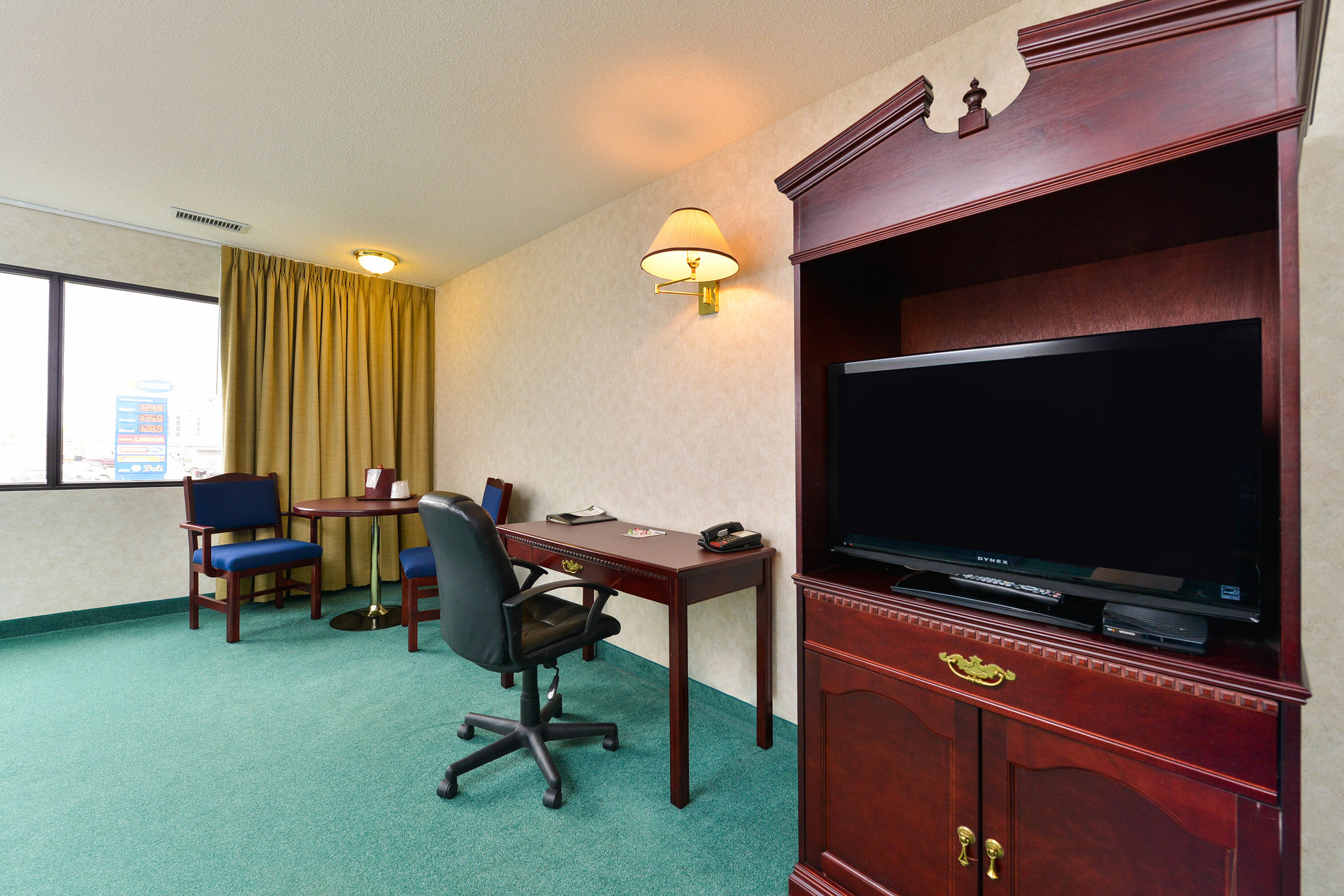 Фото Ramada by Wyndham Nisku Edmonton Airport