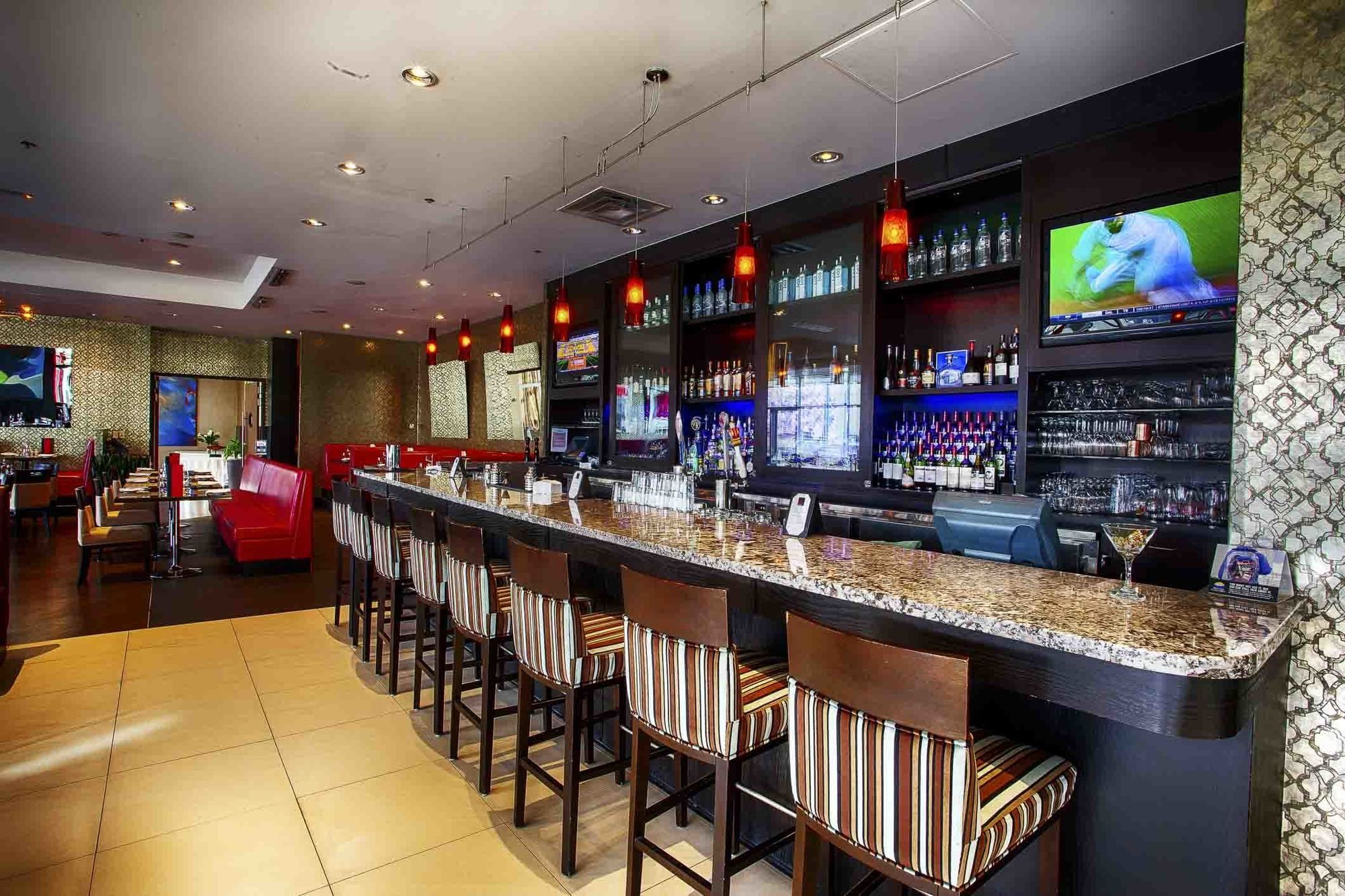 Фото Pinnacle Hotel at the Pier