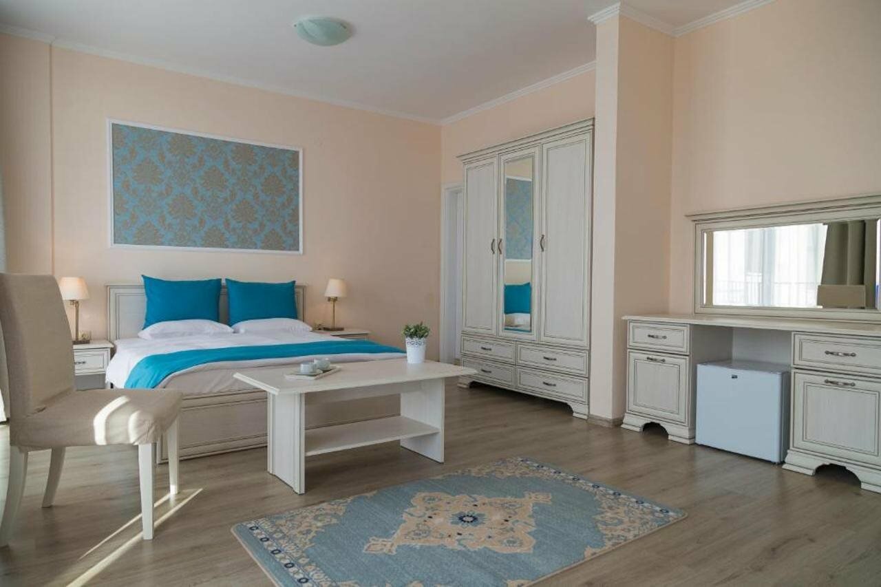 Фото White Rock Castle Hotel