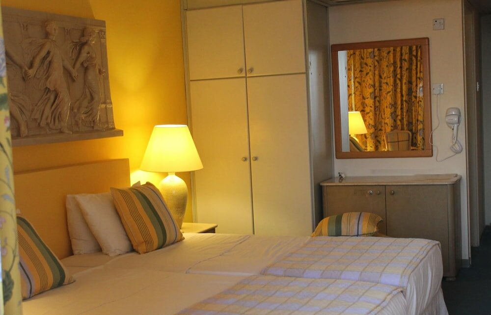 Фото The Caravel Hotel