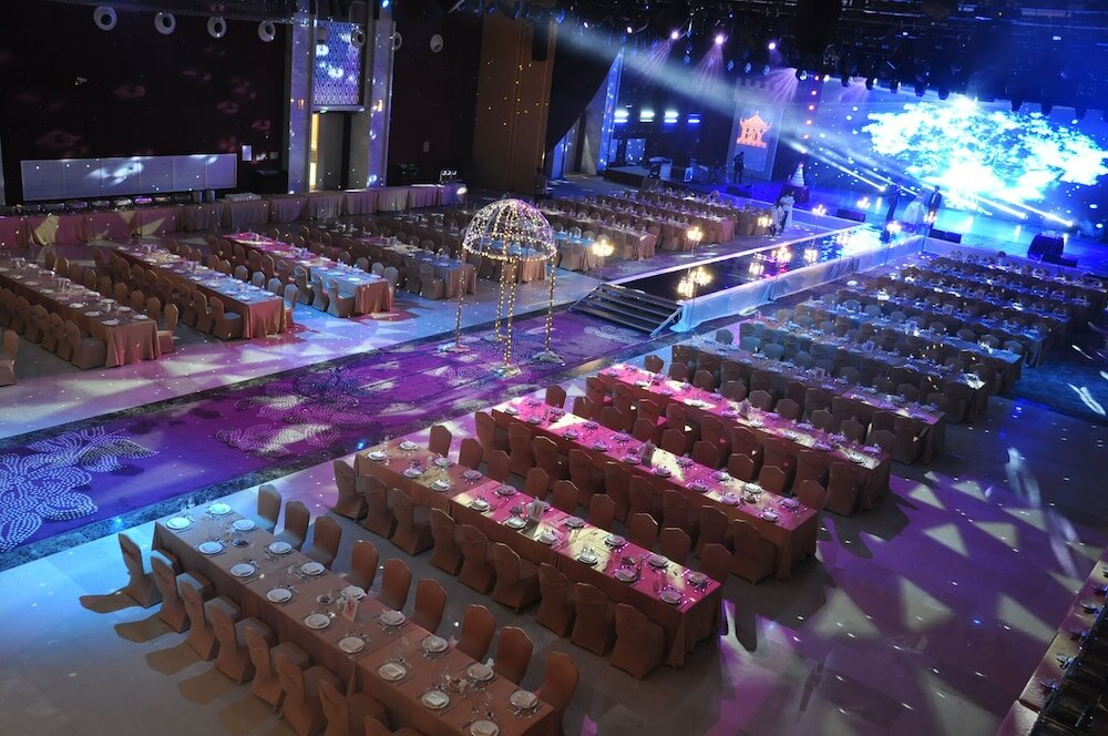 Фото Shenzhen Baoan Plus Gems Cube Hotel