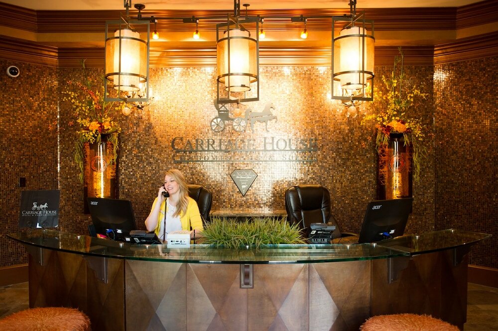 Фото Carriage House Hotel