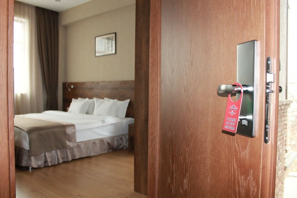 Фото Metekhi Line