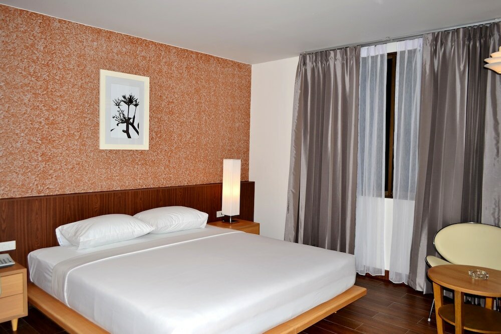 Фото Flipper Lodge Hotel