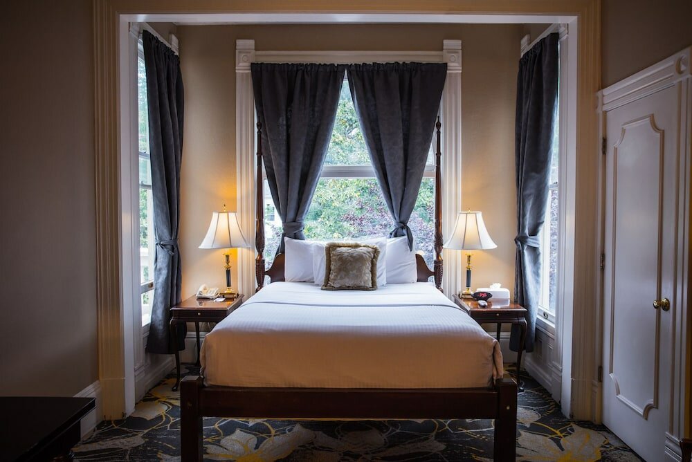 Фото The Sterling Hotel