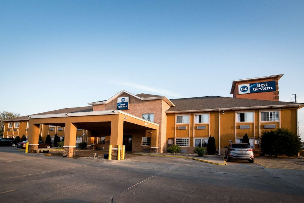 Фото SureStay Plus Hotel by Best Western Topeka Northwest