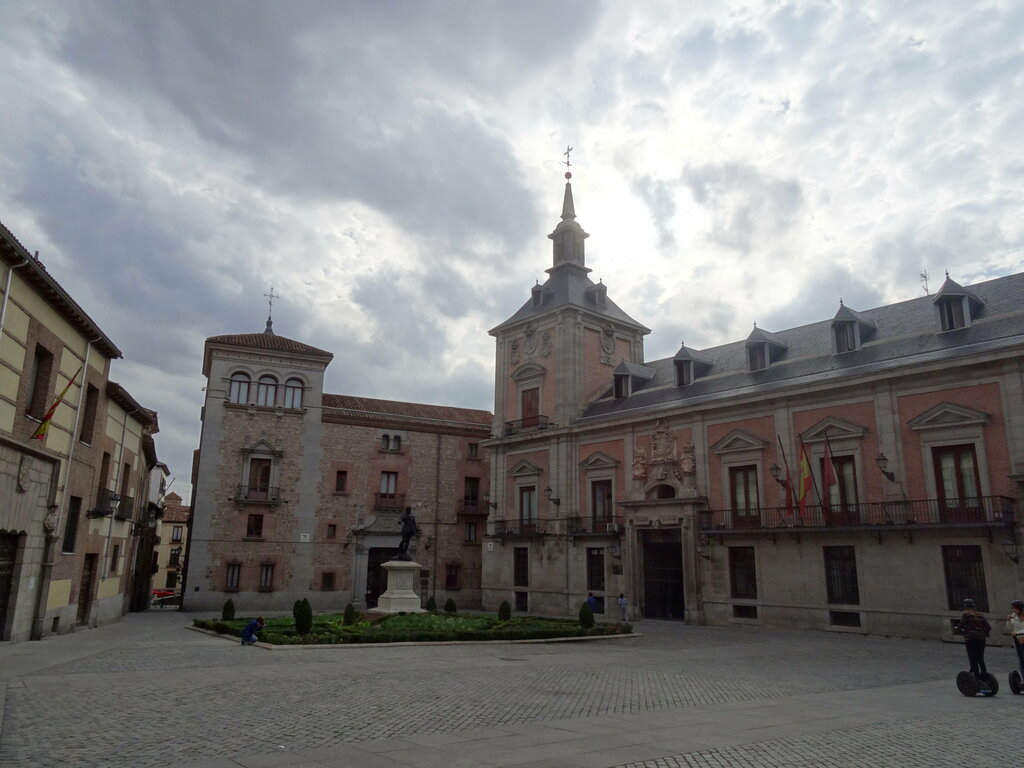 Landmark, attraction башня Торре-де-лос-Луханес, Madrid, photo