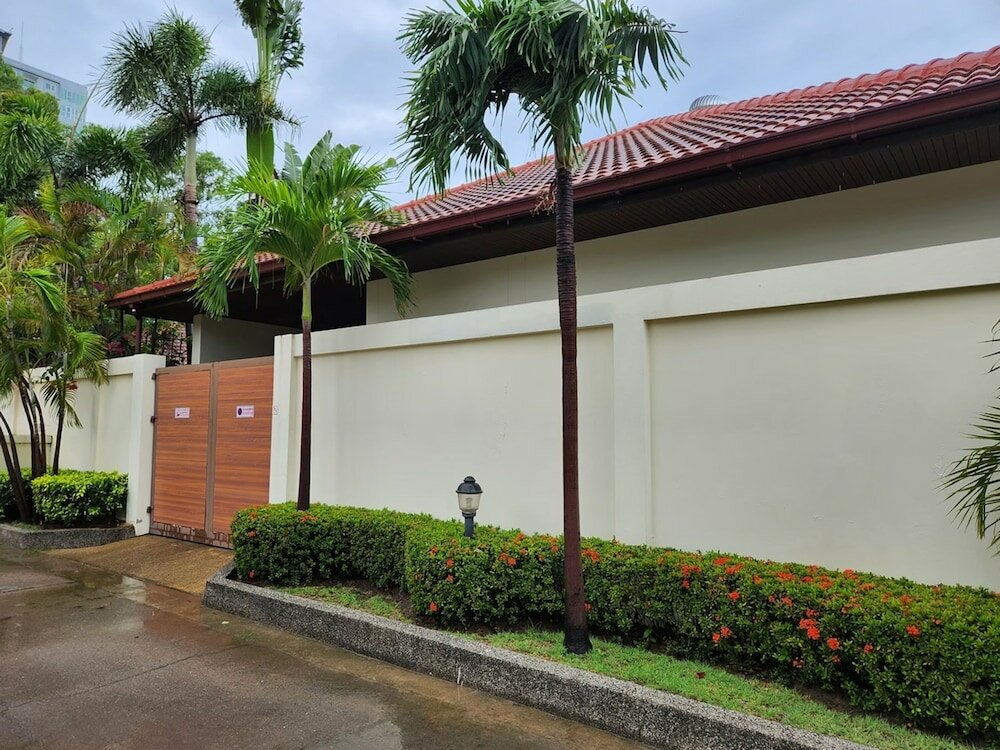 Фото Majestic Seaside Pool Villa