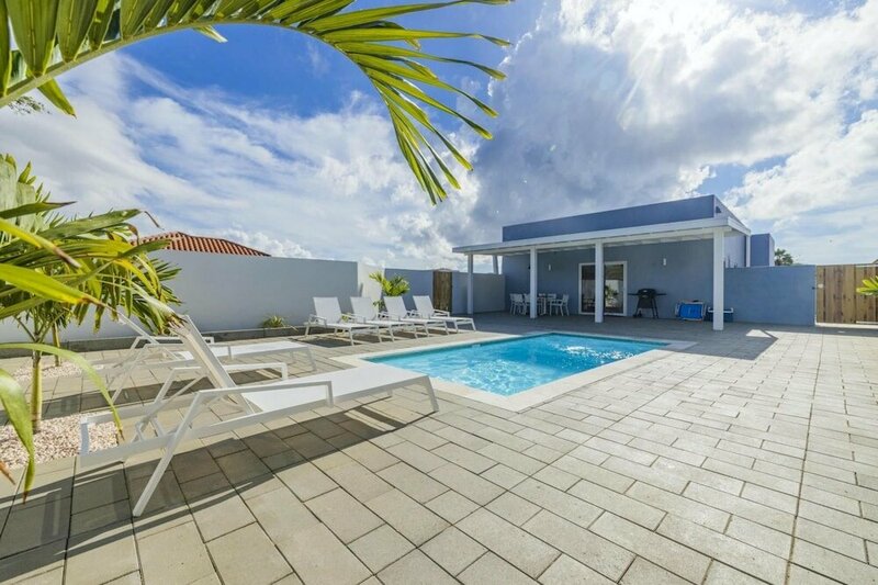 Гостиница Brand New 3br 2ba w Private Pool Near Palm Beach в Ноорде