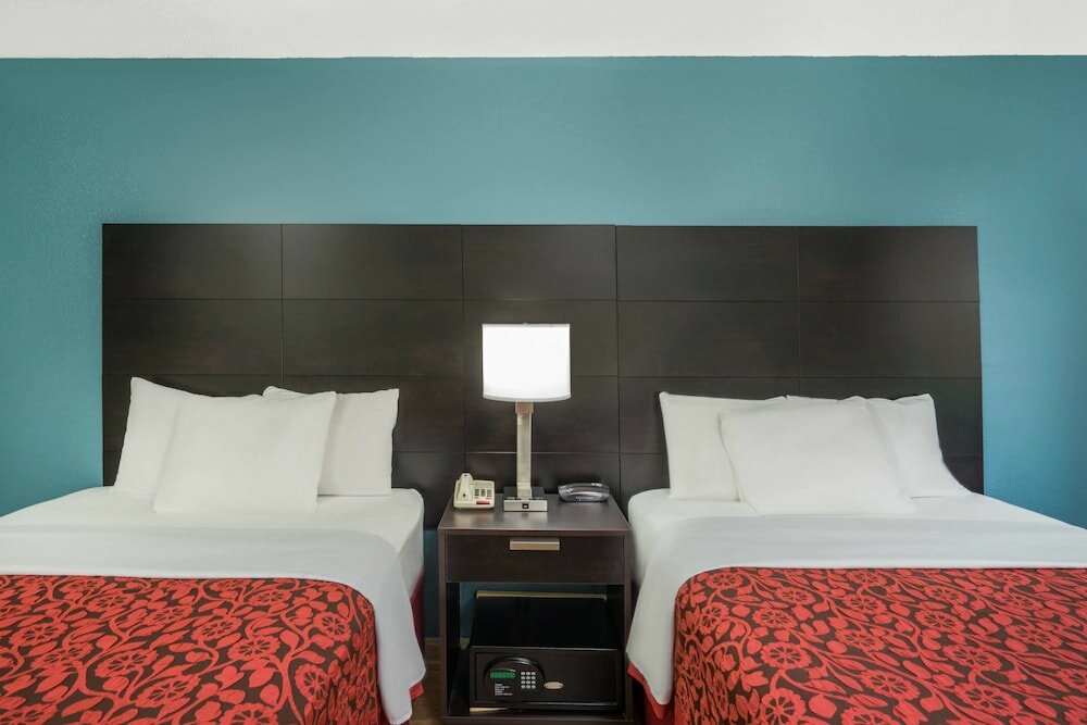 Фото Days Inn by Wyndham Raleigh Midtown