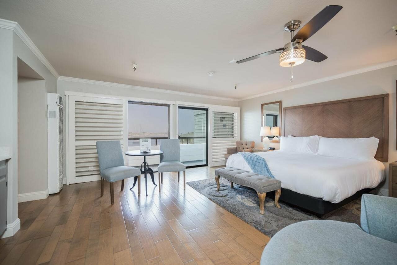 Фото 456 Embarcadero Inn & Suites