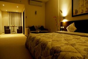 Гостиница The Parisian Plaza