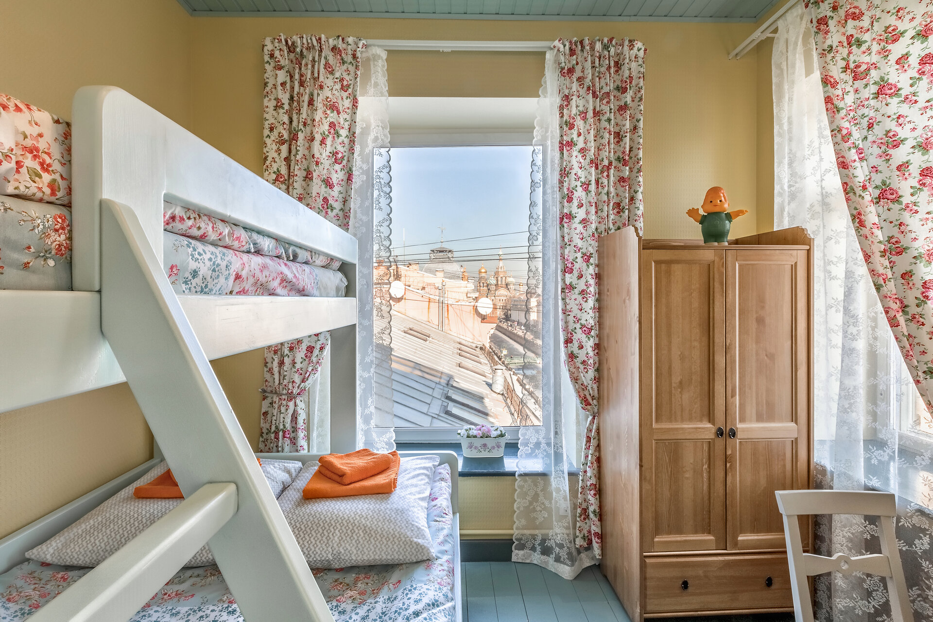 Фото Друзья у Дома Книги