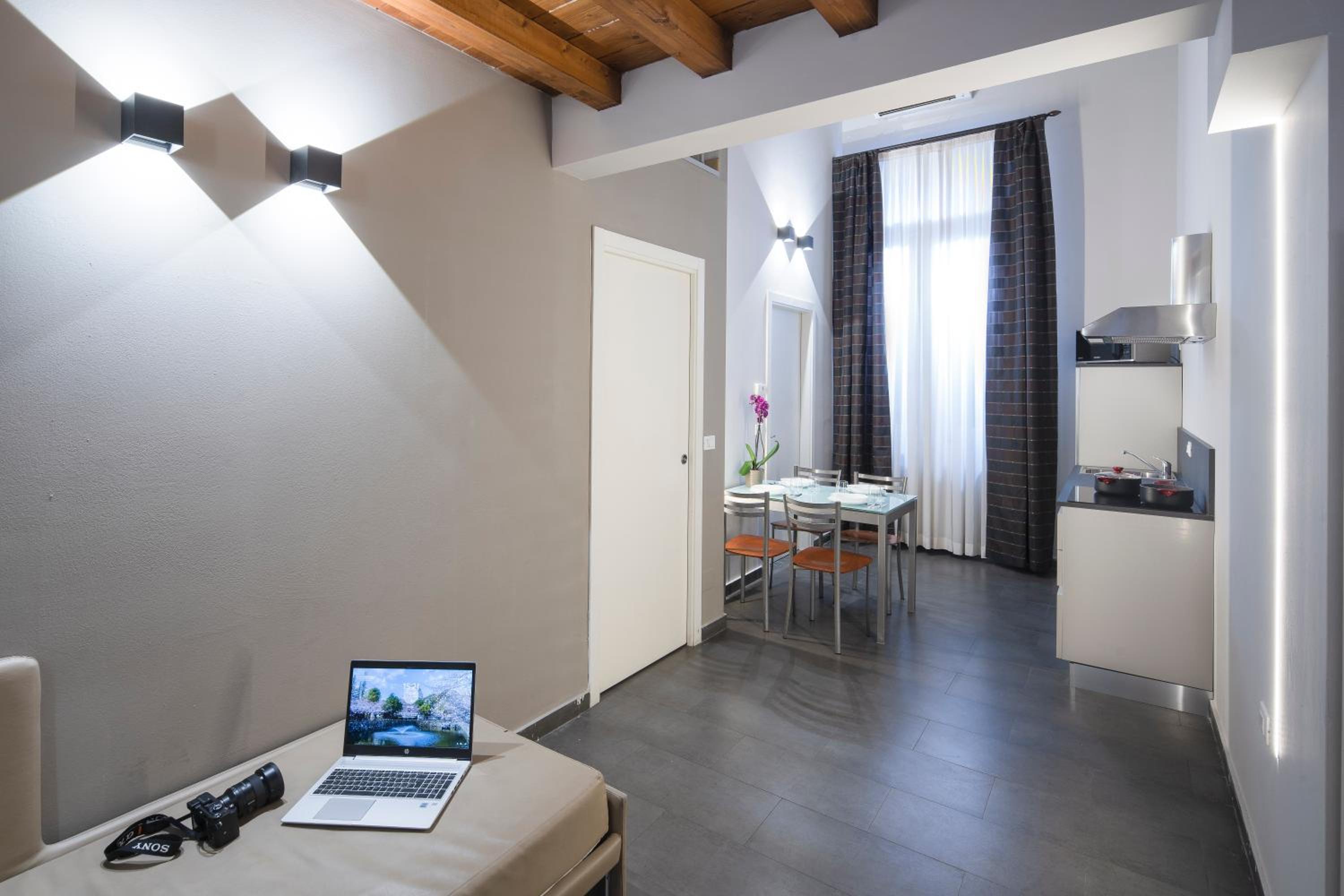 Фото Astoria Suite Apartments