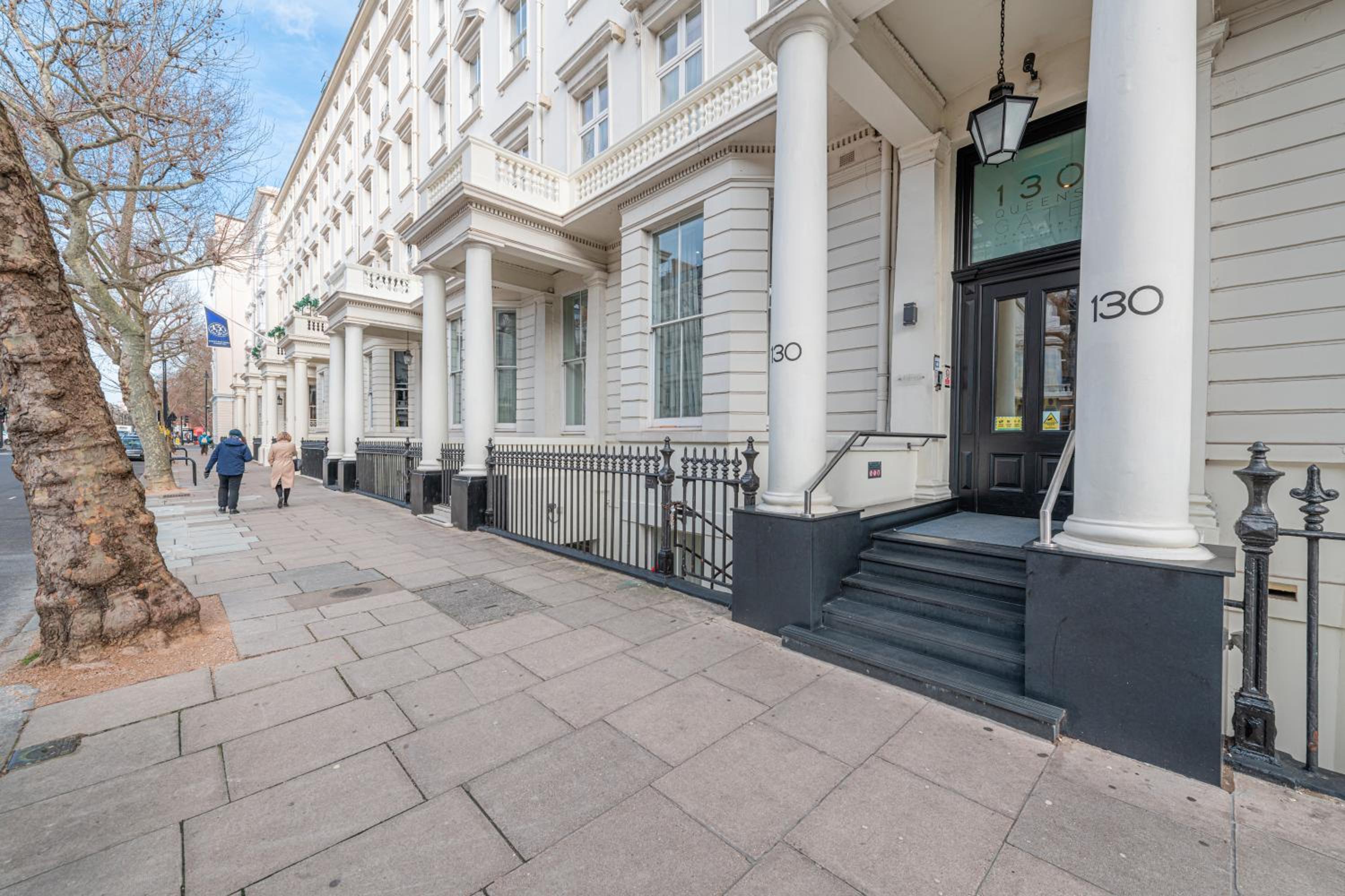 Фото 130 Queen's Gate Apartments