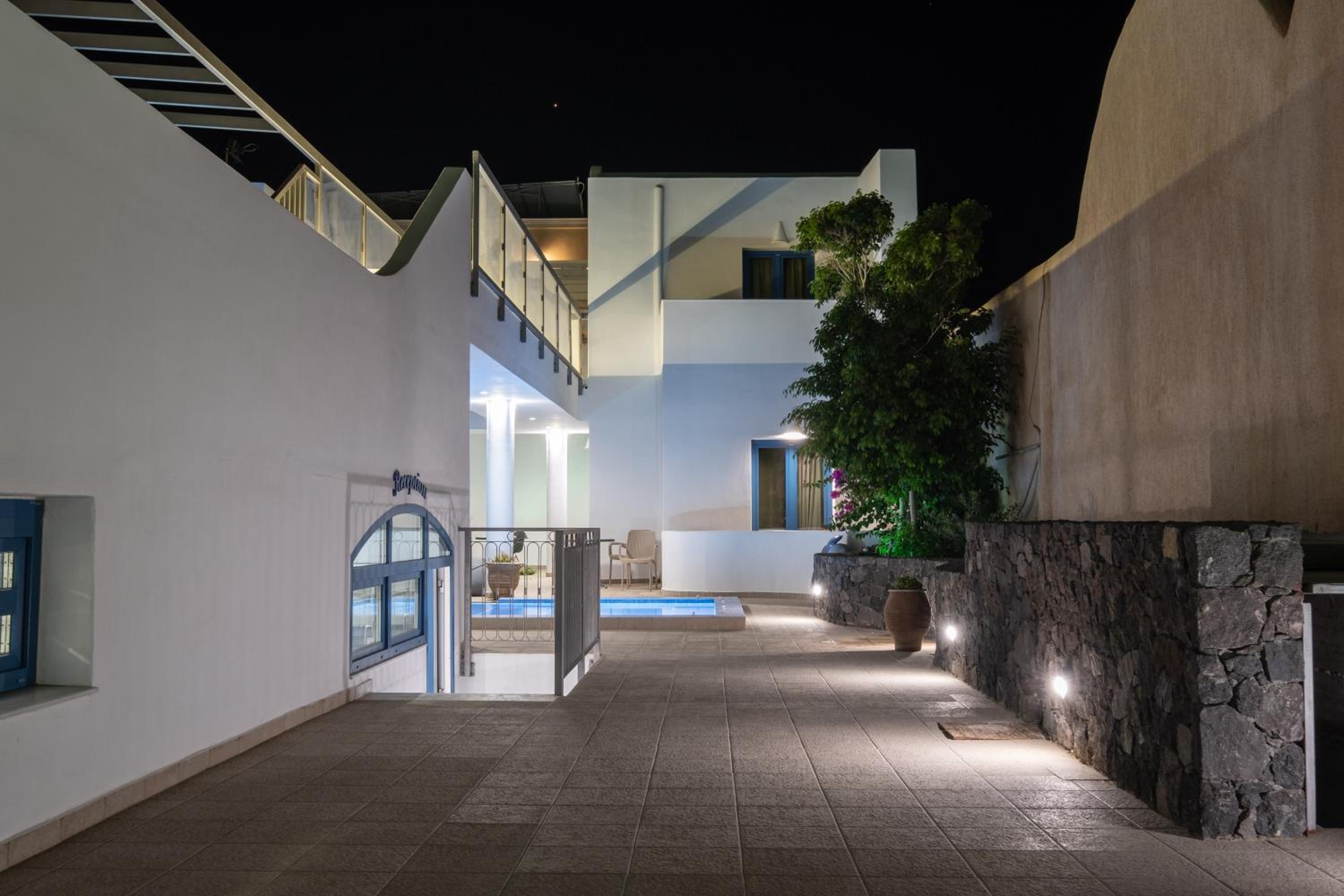 Фото Tristhenia Hotel