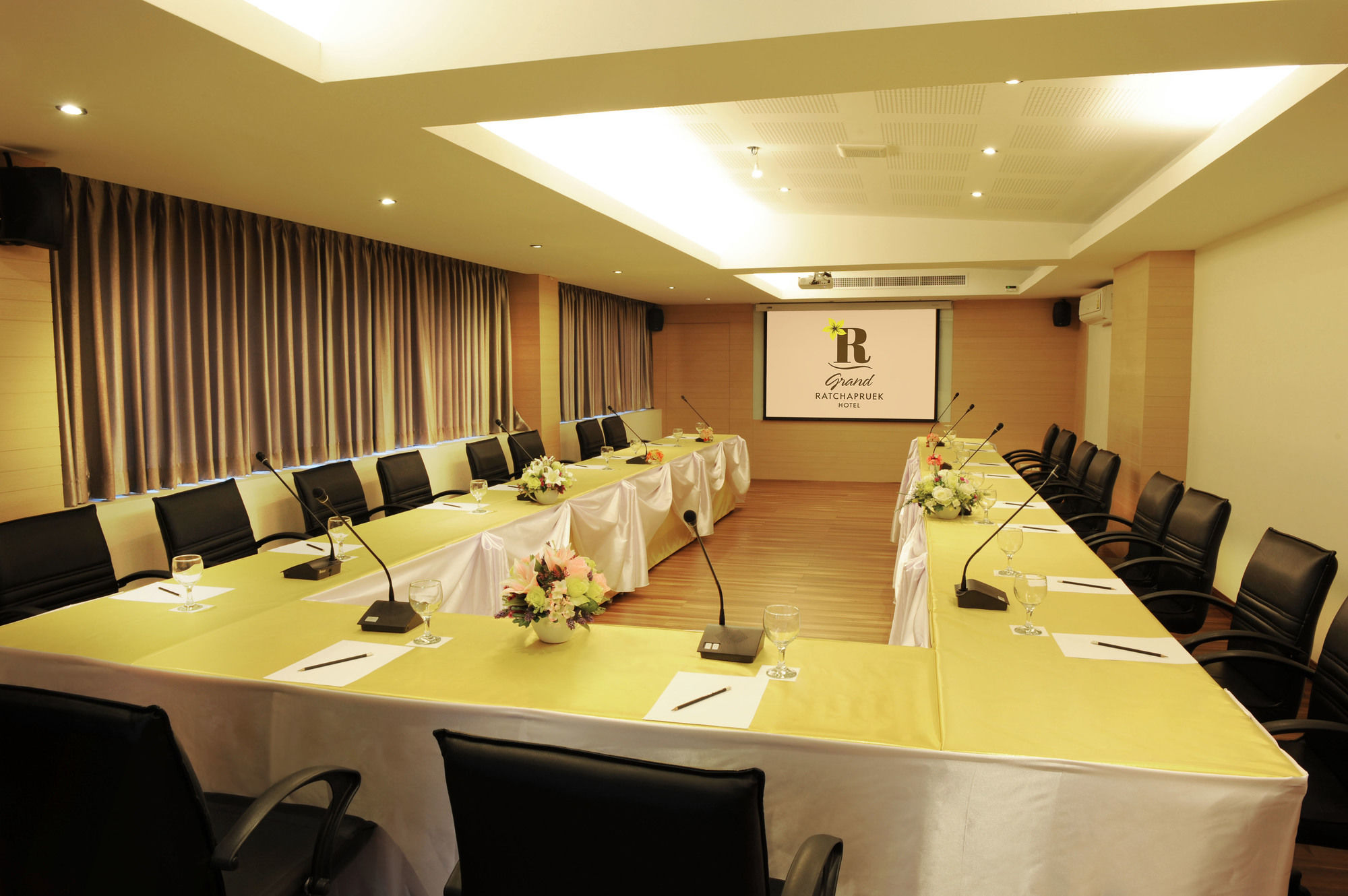 Фото Grand Ratchapruek Hotel