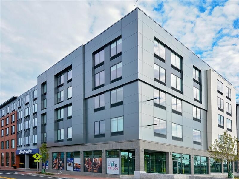 Фото Hampton Inn Salem Boston