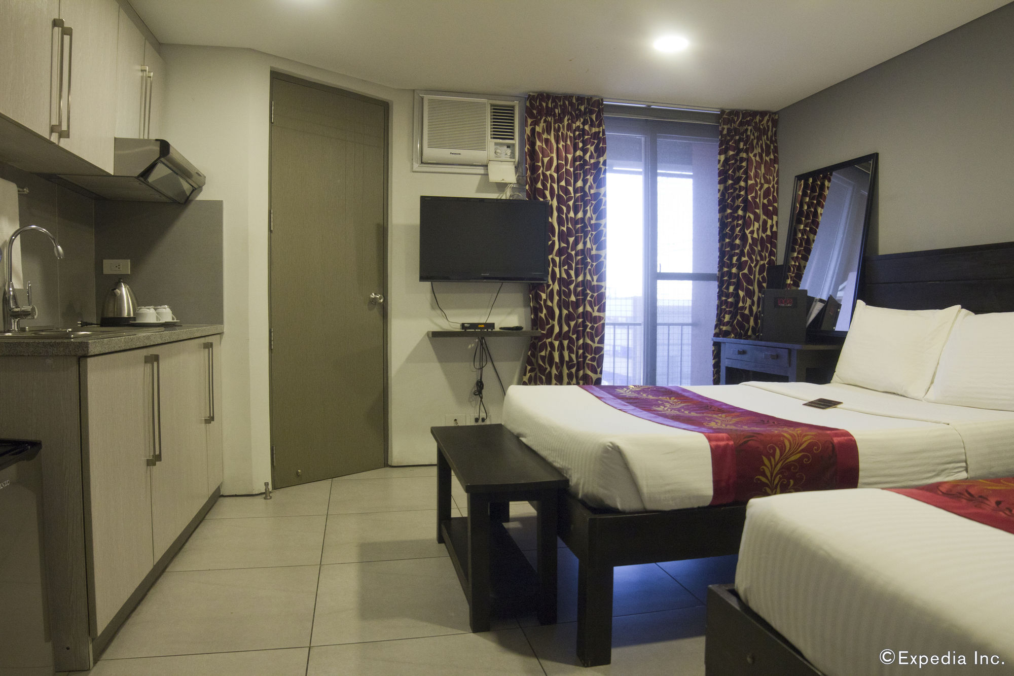 Фото Jade Hotel & Suites