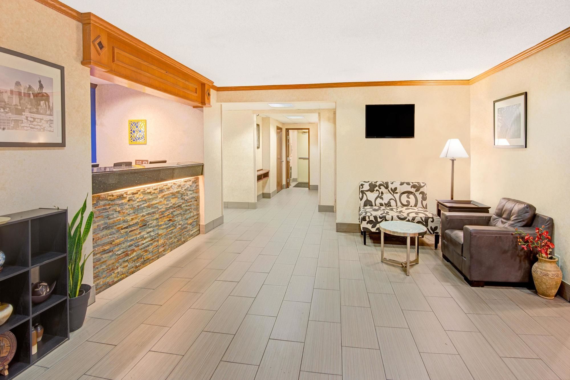 Фото Days Inn & Suites by Wyndham Kansas City South