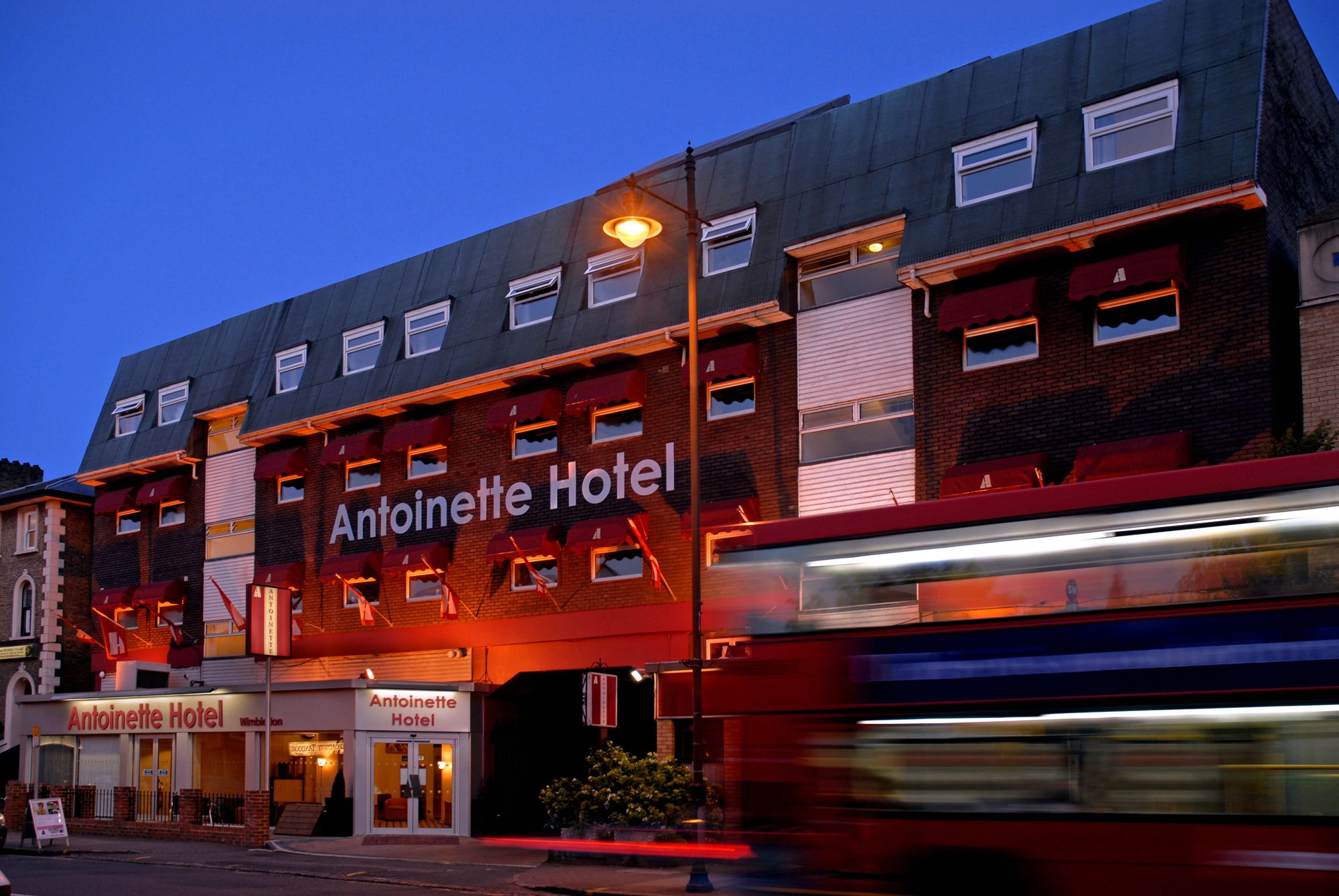 Фото Antoinette Hotel Wimbledon