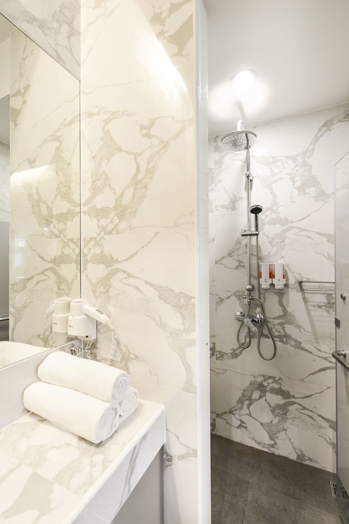 Фото The Cube Hostel