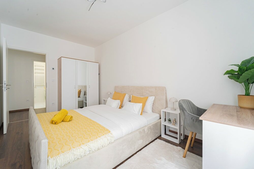 Фото WestSide Garden Apartments by Urbanrent