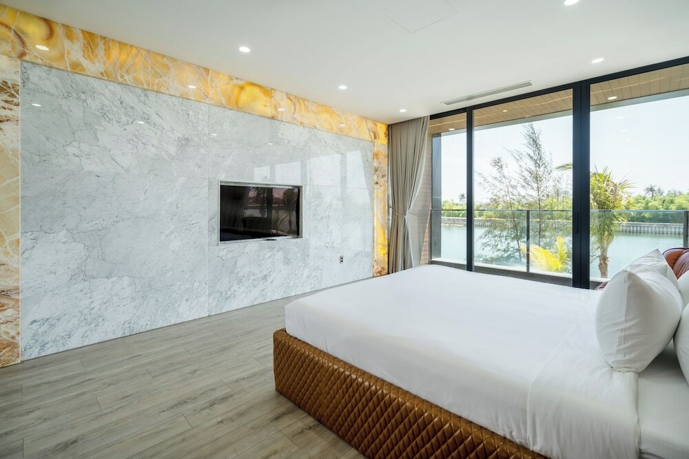 Фото Deluxe Riverfront Pool Villas Danang