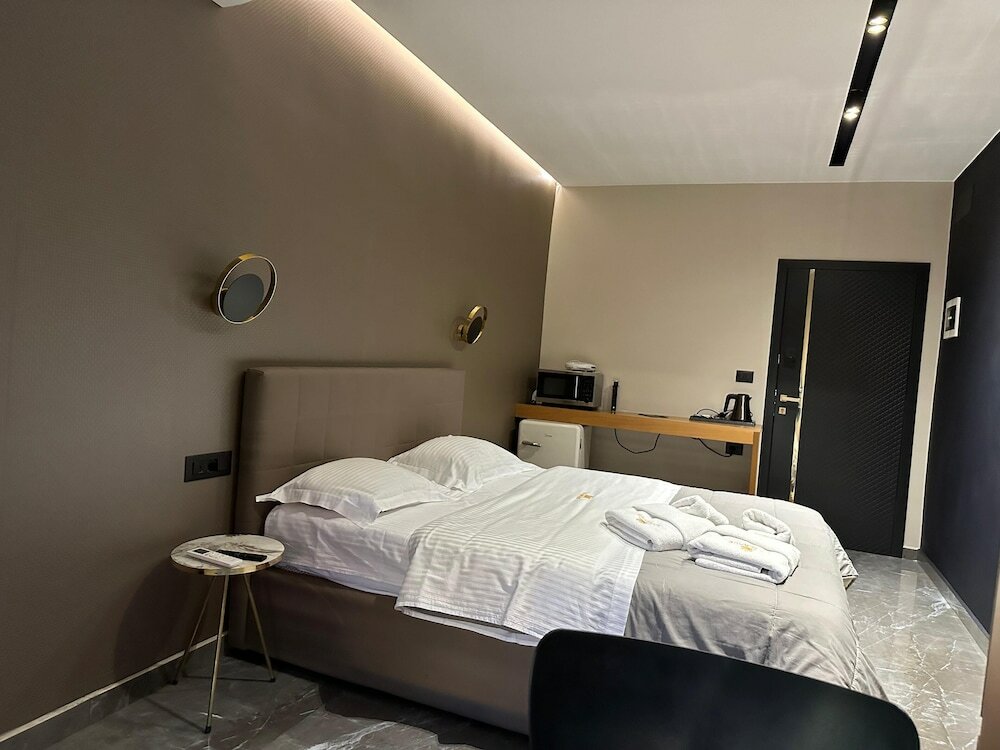 Фото La Mirage Suites & Apartments