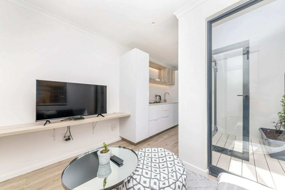 Фото Meticulous & Stylish Studio Apartment, Gardens!