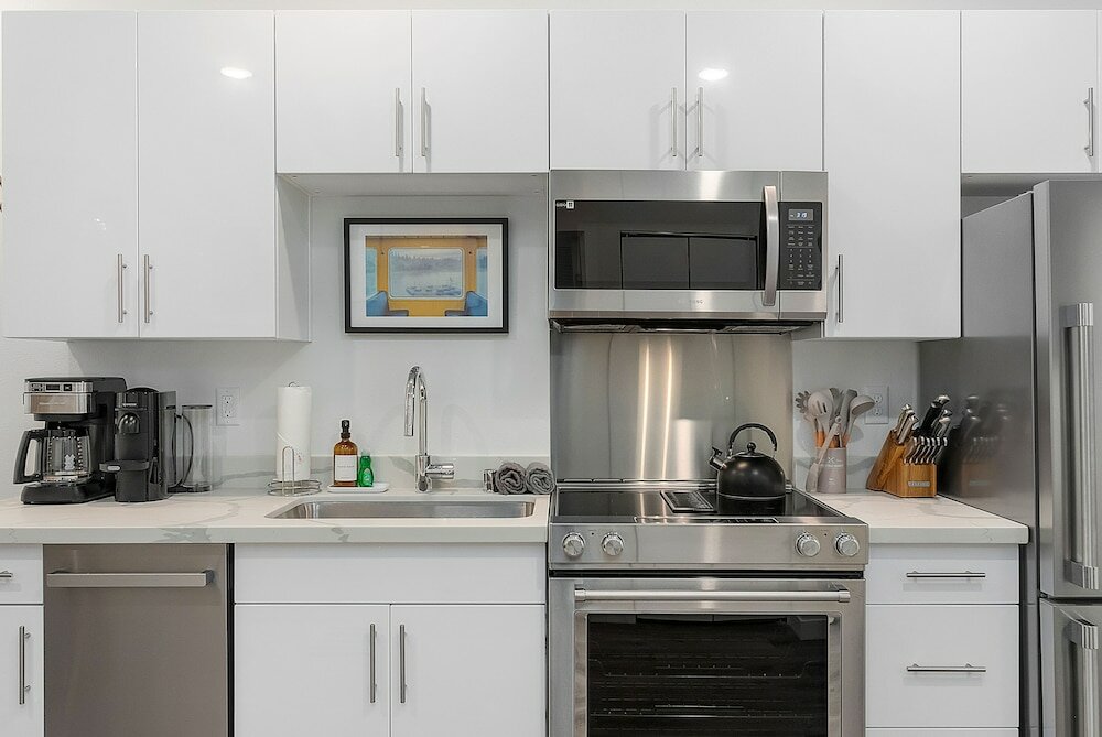 Фото Jon's Wolf Den