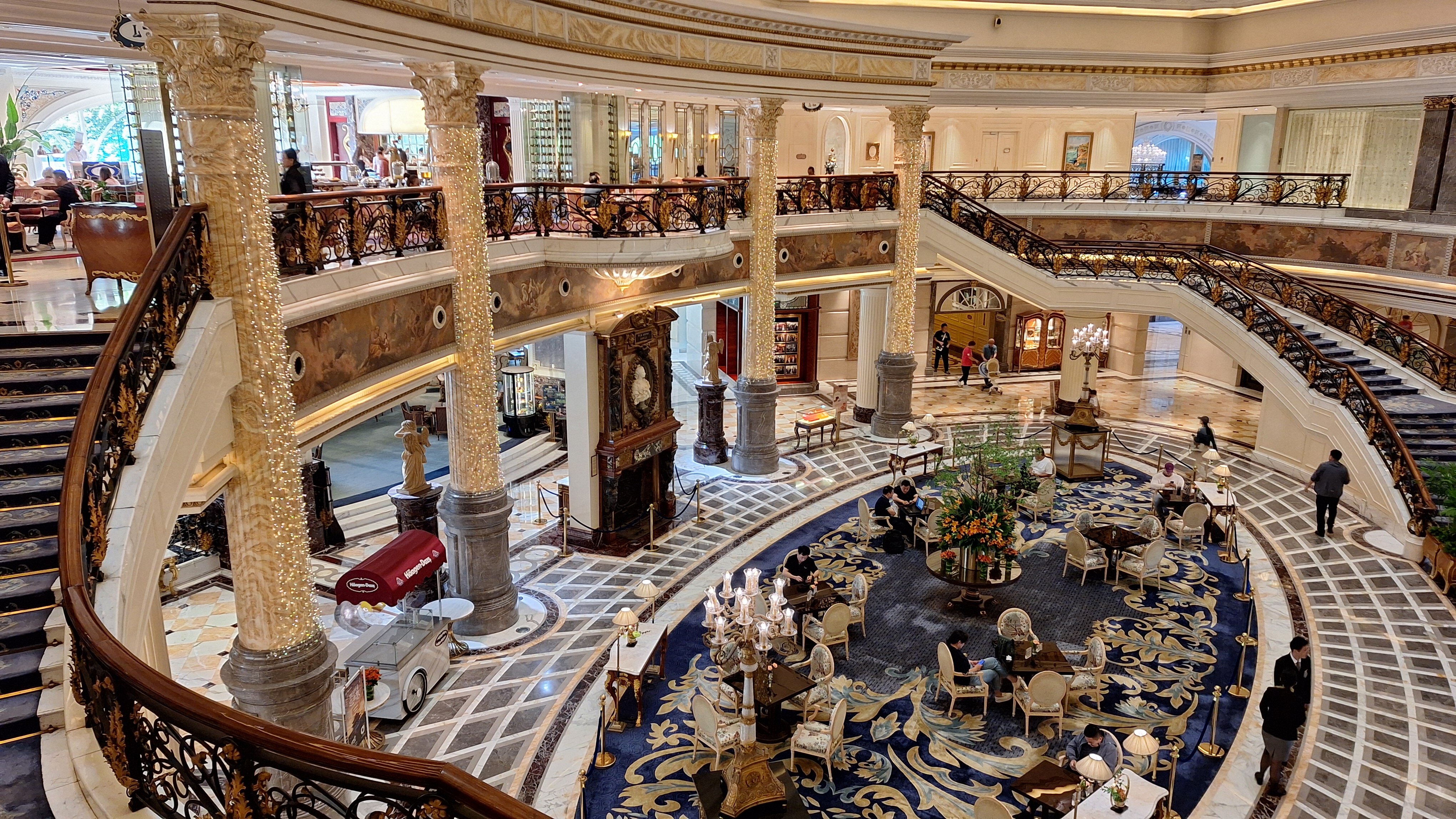 Фото Legendale Hotel Beijing