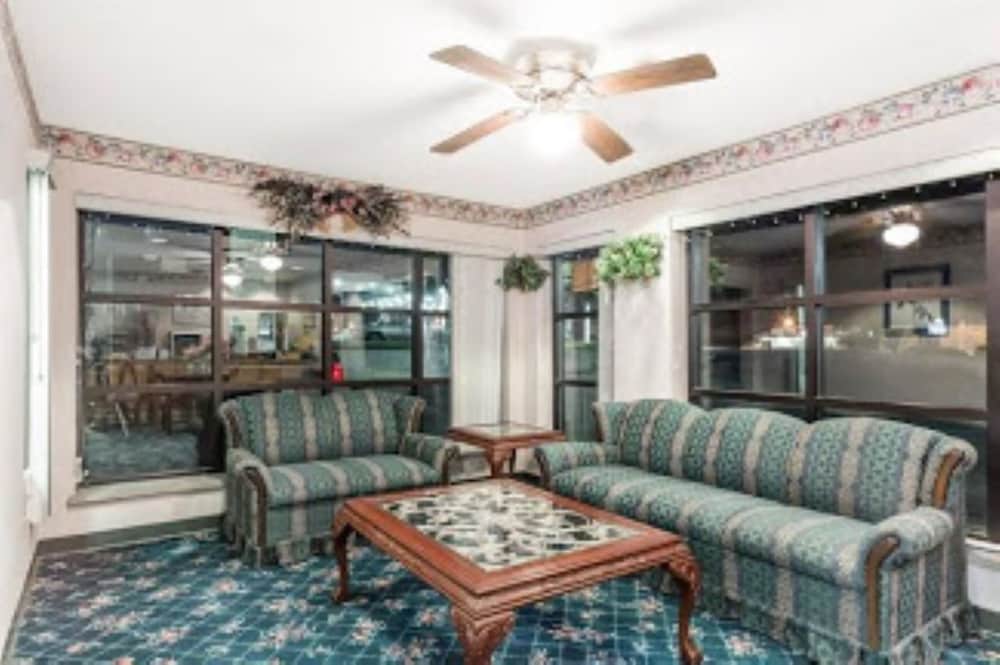 Фото Brentwood Inn & Suites