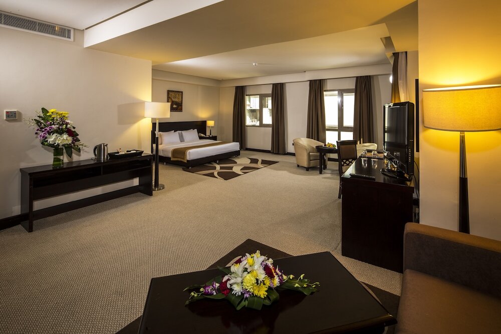 Фото Monroe Hotel & Suites