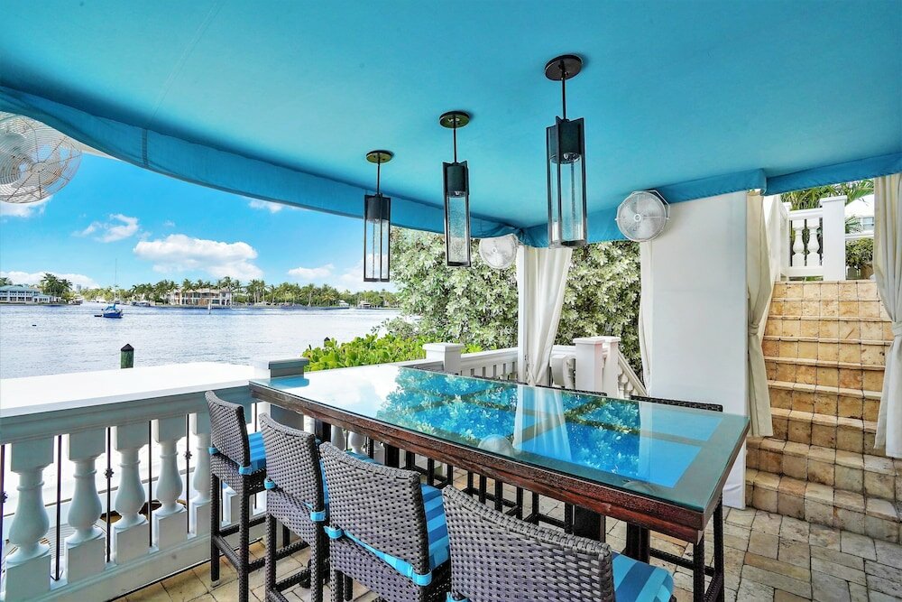 Фото The Pillars Hotel & Club