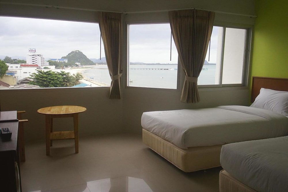 Фото Prachuap Beach Hotel